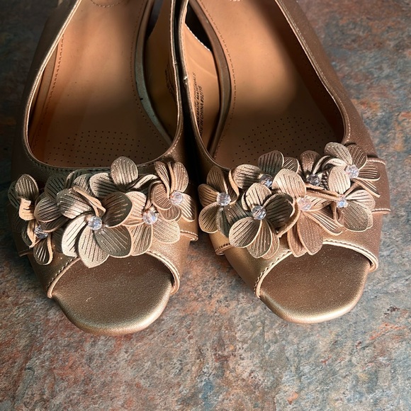 comfortview Shoes - Comfortview sling back shoes, gold size 10 like new